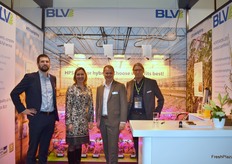 BLV exposeerde voor het eerst op Fruit Logistica. Voor het eerst presenteerde de tuinbouwleverancier aan de vakbezoekers het hybride verlichtingssysteem, dat vooral geschikt is voor de kasproductie van tomaten. Op de foto: Lukas Schwarz, Gundula Hugenroth, Manuel Bosit en Thomas Schwend.